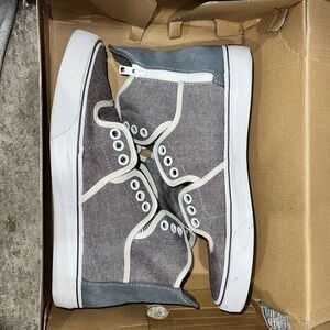 Comfortable stylish kicks